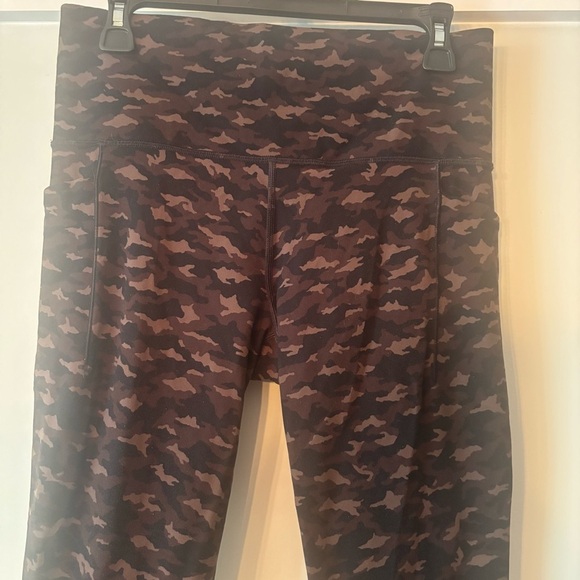 Athleta Salutation Stash Pocket II 7/8 Camo Leggings Large - Picture 4 of 10